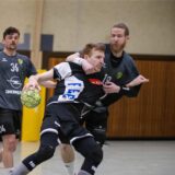 Christopher Diste hält seinen Gegenspieler fest.