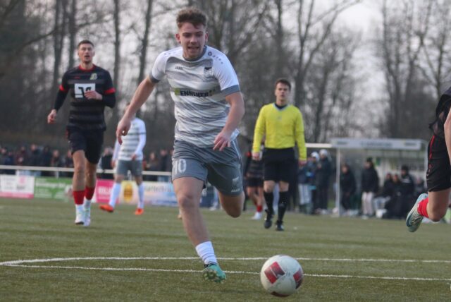 Con Lappen vom FC Nordkirchen kurz vor dem Torabschluss.