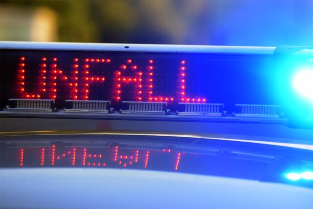 Blaulicht mit der Aufschrift „Unfall“. (Symbolbild)