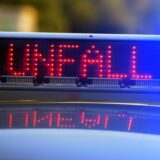 Blaulicht mit der Aufschrift „Unfall“. (Symbolbild)