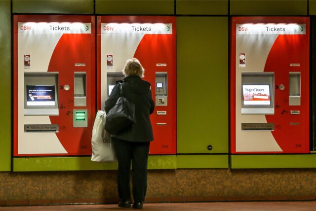 Frau steht am Ticketautomaten der DSW21.