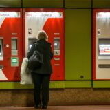 Frau steht am Ticketautomaten der DSW21.