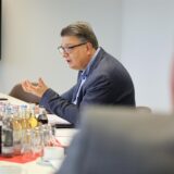 Der Geschäftsführer der Agentur für Arbeit in Hamm Thomas Helm sitzt in einem Besprechungsraum im Kreishaus in Unna und spricht.