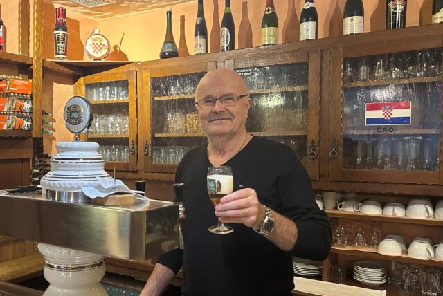 Milan Krizic zapft ein Bier im Restaurant Haus Stiepelmann in Dortmund-Wickede ein DAB-Bier.