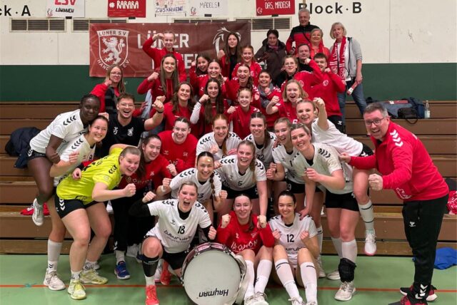 Der Lüner SV Handball jubelt auf einer Tribüne.