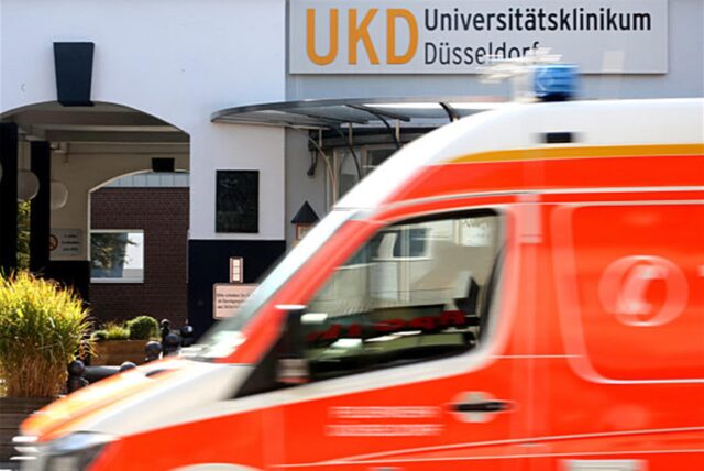 Ein Rettungswagen vor der Uniklinik Düsseldorf.