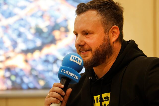 Benjamin Lehmkühler (FDP) spricht bei der Wahlarena zur Bundestagswahl in Unna.