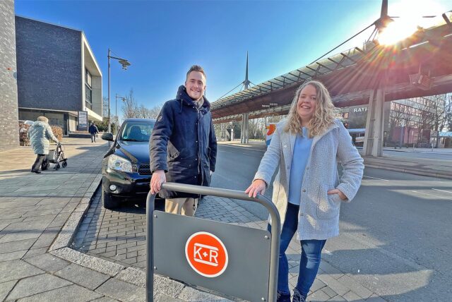 Norman Raupach und Carina Steffens stehen am Kiss & Ride-Parkplatz am Busbahnhof in Bergkamen.