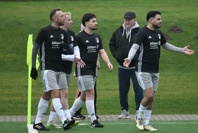 Spieler von Eintracht Werne betreten ein Fußballfeld.
