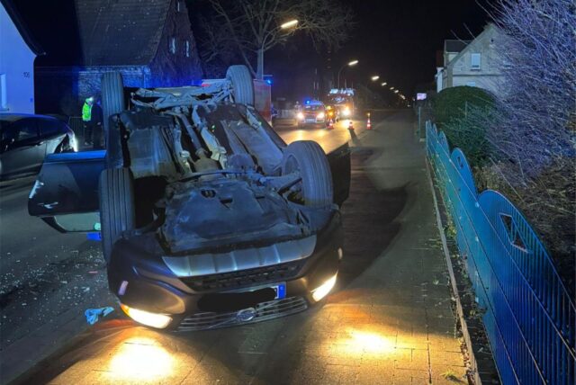 Ein Auto liegt auf der Rotherbachstraße in Bergkamen-Oberaden auf dem Kopf
