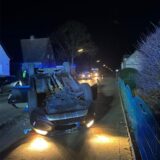 Ein Auto liegt auf der Rotherbachstraße in Bergkamen-Oberaden auf dem Kopf