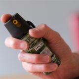 Vier junge Männer erlitten Reizungen durch das Spray und wurden leicht verletzt