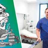 Pflegefachkraft steht an einem Bett im Krankenhaus.