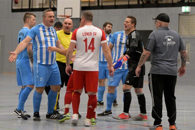 Spieler diskutieren.