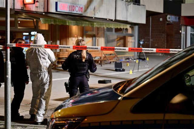 Nach der Auseinandersetzung am 15. Februar 2025 stehen drei Polizisten hinter einem Absperrband auf dem Place d’Arras in Herten.