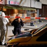 Nach der Auseinandersetzung am 15. Februar 2025 stehen drei Polizisten hinter einem Absperrband auf dem Place d’Arras in Herten.