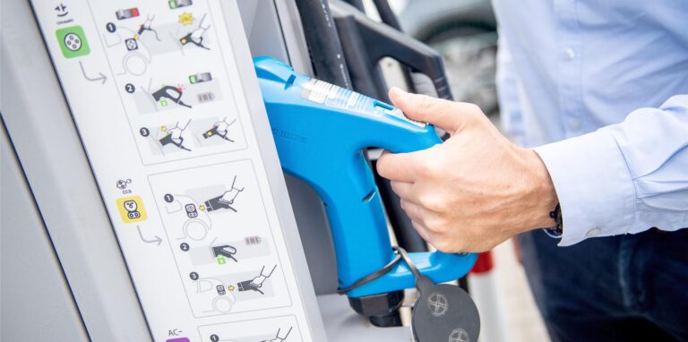 Wer zu Hause oder an einem andern Ort regelmäßig für sein Fahrprofil passend laden kann, dürfte schon mal über ein E-Auto nachgedacht haben.