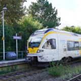 Ein Zug steht im Bahnhof Unna Hemmerde