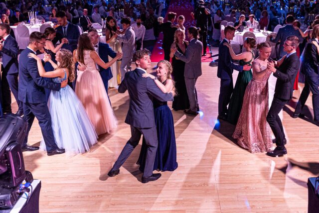 Paare tanzen auf einem Abiball