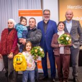 Oberbürgermeister Thomas Westphal und Leonid Chraga (re), Vorsitzender des Integrationsrats begrüßen neu eingebürgerte Dortmunder.