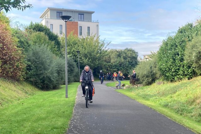 Radfahrer auf einem Stück Radweg in der Nähe des Phoenix-Sees.