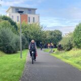 Radfahrer auf einem Stück Radweg in der Nähe des Phoenix-Sees.