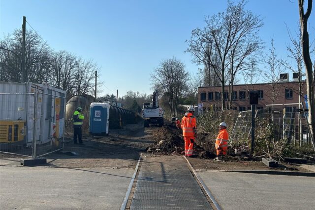 Bauarbeiter an der Strecke des Hoesch-Hafenbahn-Wegs.