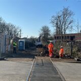 Bauarbeiter an der Strecke des Hoesch-Hafenbahn-Wegs.