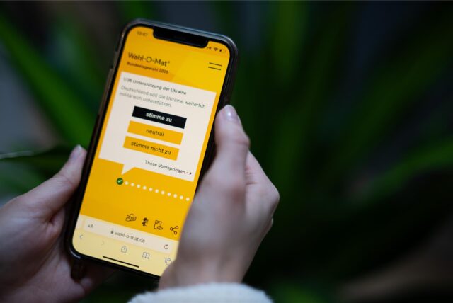 Die Webseite des Wahl-O-Mat zur Bundestagswahl 2025 ist auf einem Smartphone zu sehen.