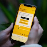 Die Webseite des Wahl-O-Mat zur Bundestagswahl 2025 ist auf einem Smartphone zu sehen.