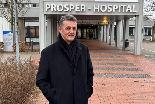 Harun Bibić steht vor dem Haupteingang des Prosper-Hospitals in Recklinghausen