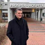 Harun Bibić steht vor dem Haupteingang des Prosper-Hospitals in Recklinghausen