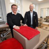 Helmut und Mats Gärtner, Geschäftsführer der Kamener Isomed-Gruppe, hinter einer Liege für Reha-Anwendungen.