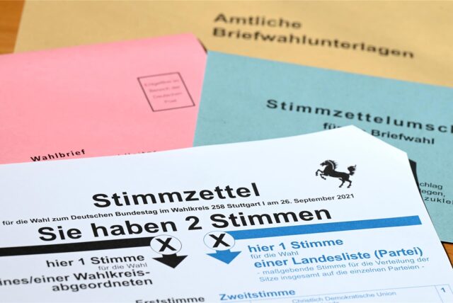 Ein Stimmzettel für die Briefwahl zur Bundestagswahl liegt auf einem Tisch.