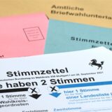 Ein Stimmzettel für die Briefwahl zur Bundestagswahl liegt auf einem Tisch.