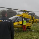 Mitglieder der ADAC-Luftrettung stehen in Lünen am Rettungshubschrauber.