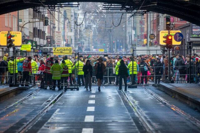 Blick auf die Zülpicher Straße in Köln mit vielen Karnevalisten.