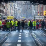 Blick auf die Zülpicher Straße in Köln mit vielen Karnevalisten.