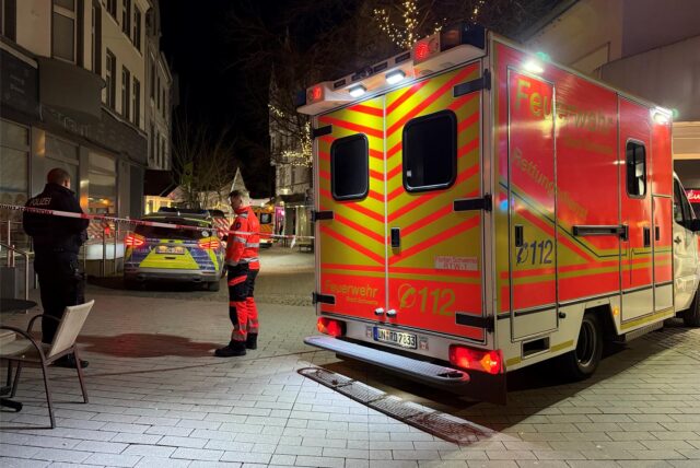 Ein Rettungswagen steht an der Hüsingstraße in Schwerte. Rundherum sind Rettungskräfte und Polizeiwagen zu sehen.