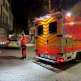 Ein Rettungswagen steht an der Hüsingstraße in Schwerte. Rundherum sind Rettungskräfte und Polizeiwagen zu sehen.
