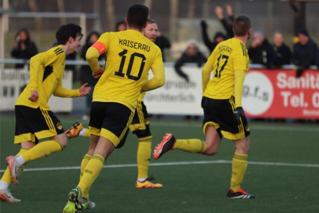 Michael Seifert (r.) jubelt im Spiel gegen Buer über sein Tor zum 1:1.