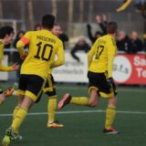 Michael Seifert (r.) jubelt im Spiel gegen Buer über sein Tor zum 1:1.