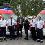 Bergkamens Bürgermeister Bernd Schäfer, Dirk Jürgens (stv. Wehrleiter), Bernd Externbrink (stv. Wehrleiter), Dirk Kemke (Wehrleiter), Ralf Klute (Einheitsführer Oberaden) und Marc Baginski (stv. Einheitsführer Mitte) stehen vor zwei neuen Einsatzwagen der Feuerwehr.
