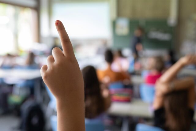 Ein Schüler zeigt auf