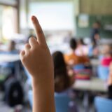 Ein Schüler zeigt auf
