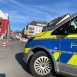 Ein Polizeiauto steht vor der Straßensperrung auf der Ostenstraße in Schwerte.