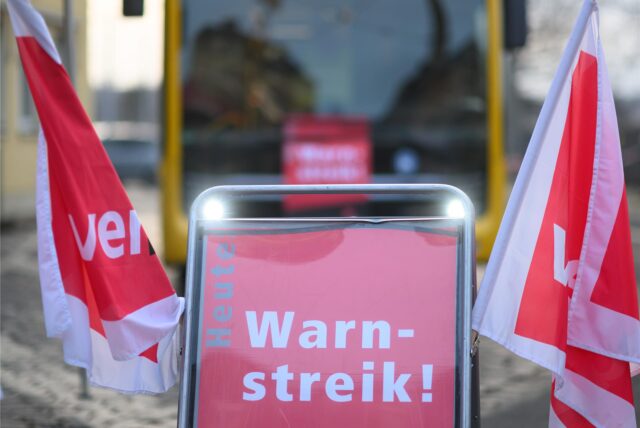 Ein Schild macht auf einen Warnstreik aufmerksam.