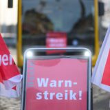 Ein Schild macht auf einen Warnstreik aufmerksam.