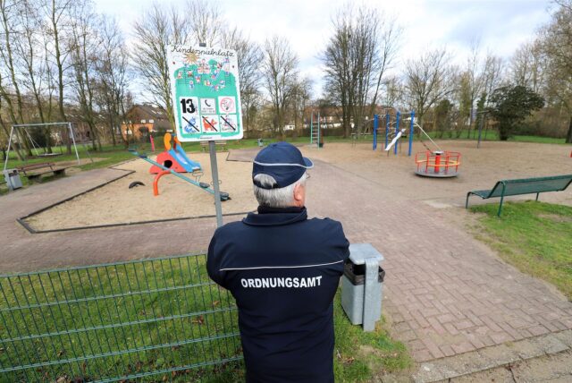 Ein Mitarbeiter des Ordnungsamtes der Stadt Bergkamen steht am Rand eines Kinderspielplatzes.