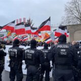 Polizeibeamte stehen von einer Demonstration von Rechtsextremen, die im Dezember 2024 durch Dortmund gezogen ist. Die Neonazis haben Fahnen mitgebracht.